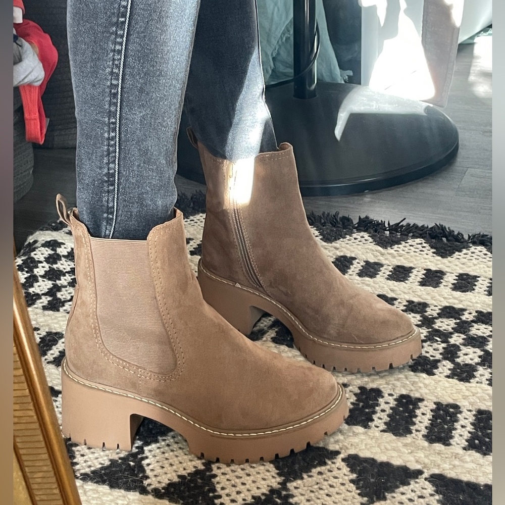 Universal Thread Tan Heeled Boots
